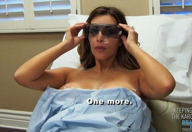 Co Kim Kardashian robiła z piersiami po porodzie? (VIDEO)