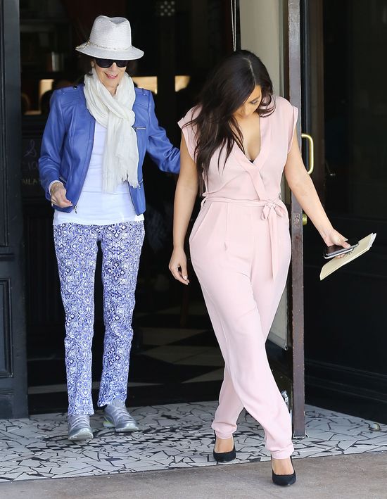 Zmęczona Kim Kardashian z babcią na lunchu (FOTO)