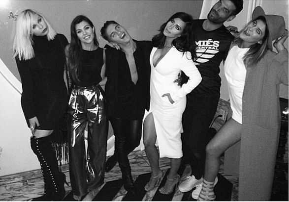 Kim Kardashian nie może przestać wietrzyć piersi? (FOTO)