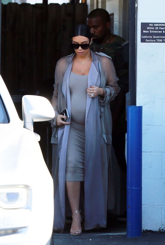 OMG! Obcasy nie wytrzymują pod naporem ciężarnej Kim!