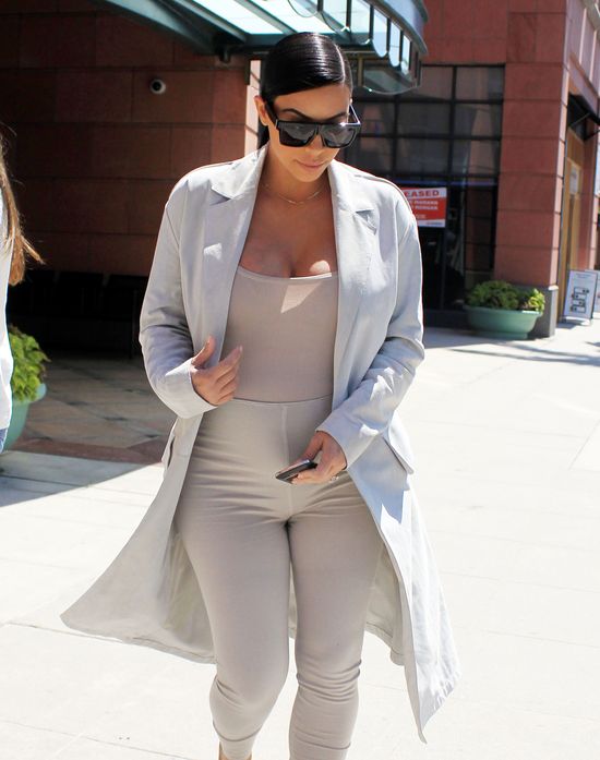 Ciężarna Kim Kardashian dzielnie się poci (FOTO)