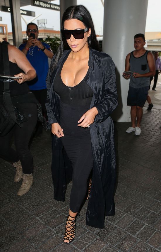 Ciężarna Kim Kardashian znowu wietrzy piersi (FOTO)