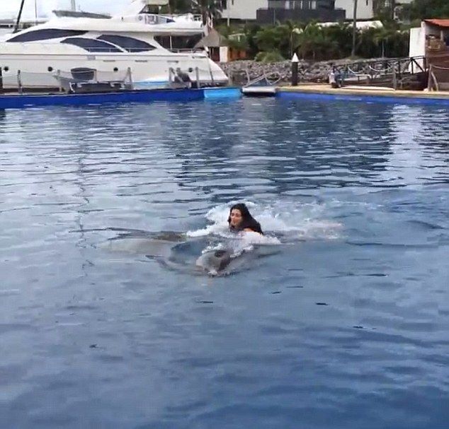 Kim Kardashian postanowiła popływać z delfinami (FOTO)