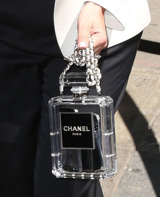 Kim Kardashian próbuje dodać sobie klasy (FOTO)