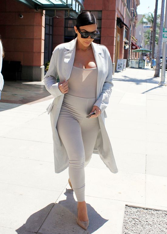 Ciężarna Kim Kardashian dzielnie się poci (FOTO)