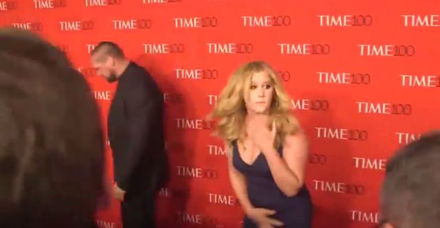 Amy Schumer zakpiła z Kim na czerwonym dywanie (VIDEO)