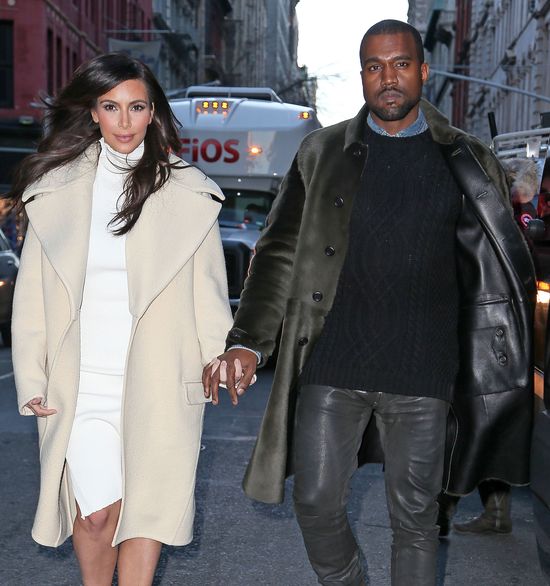 Kim Kardashian - anioł w płaszczu i sandałach (FOTO)