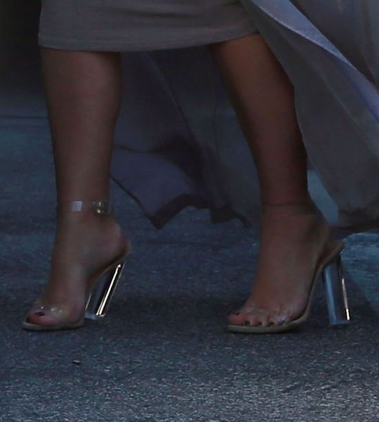 OMG! Obcasy nie wytrzymują pod naporem ciężarnej Kim!