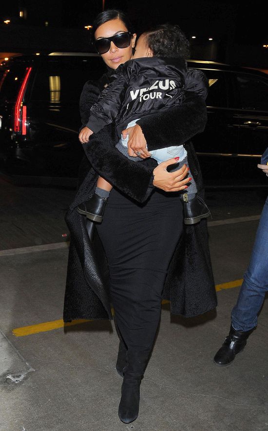 Mała North West już promuje swojego tatę (FOTO)