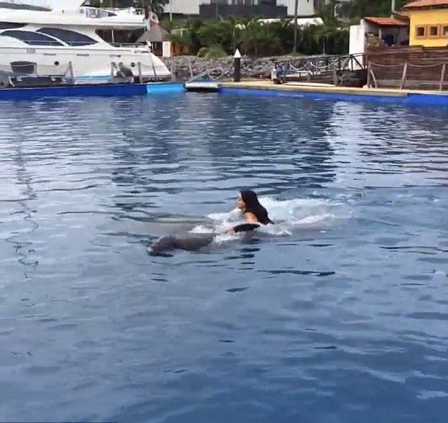 Kim Kardashian postanowiła popływać z delfinami (FOTO)