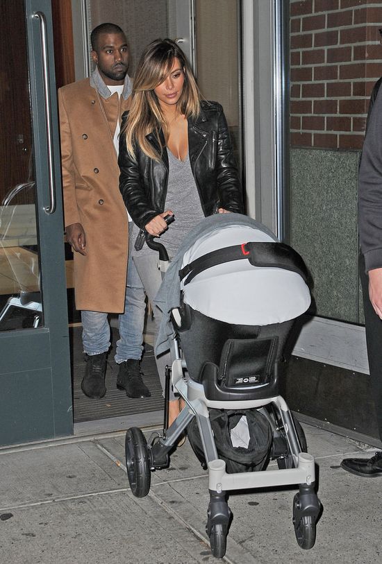 Paparazzi wreszcie sfotografowali buźkę North West (FOTO)