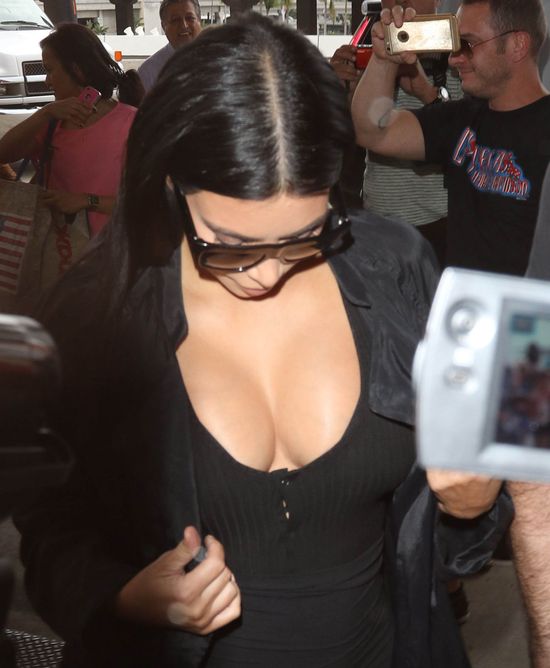 Ciężarna Kim Kardashian znowu wietrzy piersi (FOTO)
