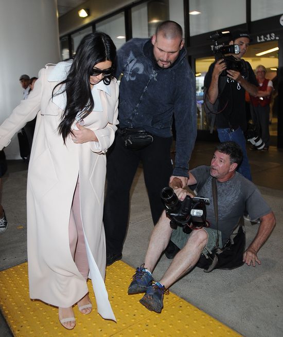 Fotograf przewrócił się pod stopami Kim, a ona... (FOTO)