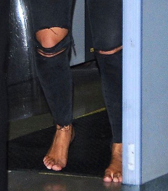 Kim Kardashian zdjęła buty na lotnisku i... (FOTO)