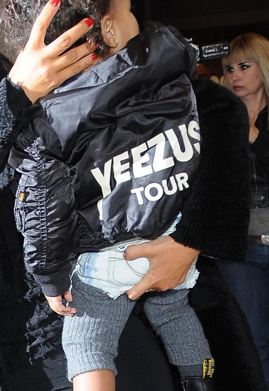 Mała North West już promuje swojego tatę (FOTO)