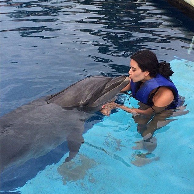 Kim Kardashian postanowiła popływać z delfinami (FOTO)