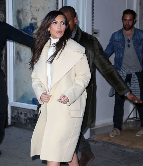 Kim Kardashian - anioł w płaszczu i sandałach (FOTO)
