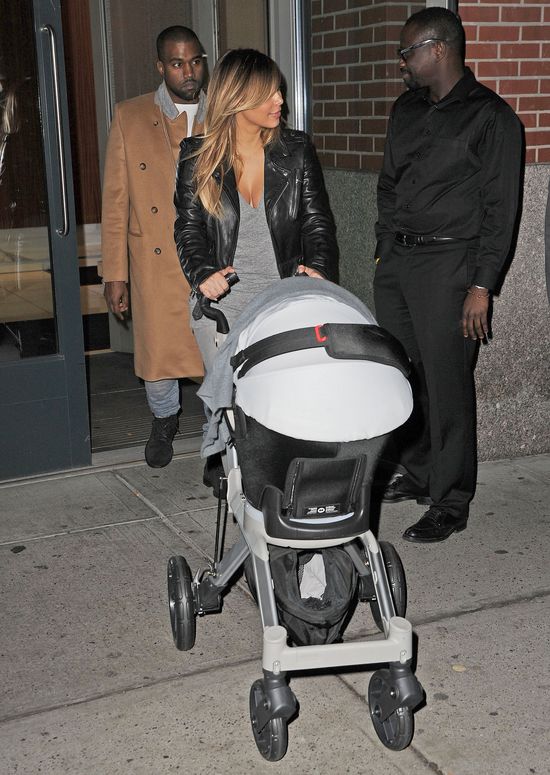 Paparazzi wreszcie sfotografowali buźkę North West (FOTO)