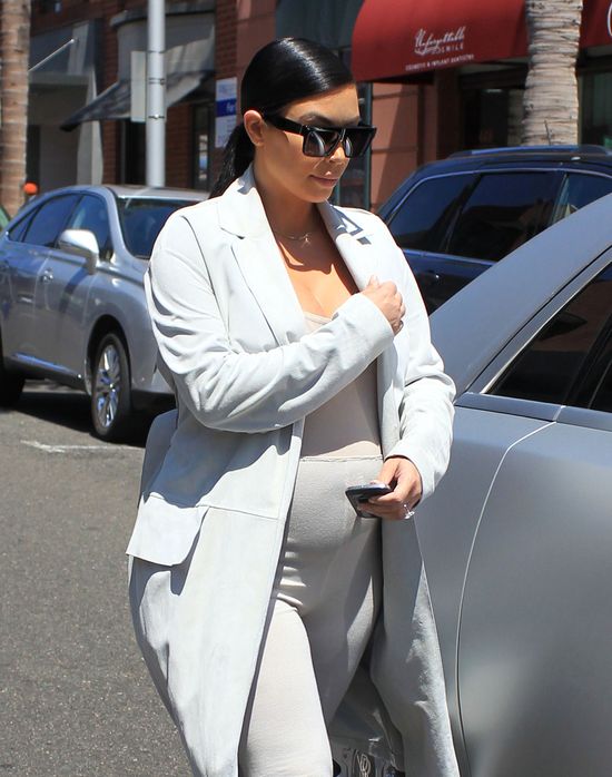 Ciężarna Kim Kardashian dzielnie się poci (FOTO)