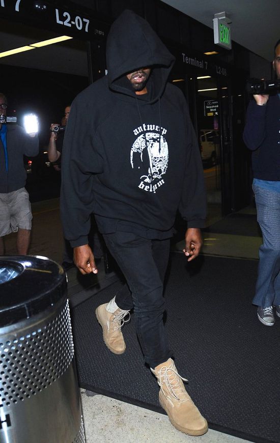 Kim Kardashian zdjęła buty na lotnisku i... (FOTO)