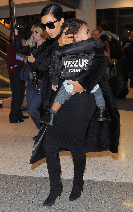 Mała North West już promuje swojego tatę (FOTO)