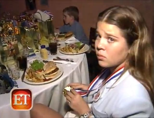 Tak się zmieniała twarz Khloe Kardashian (FOTO)