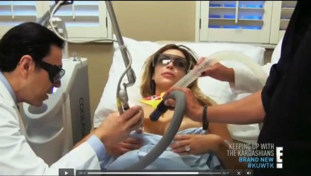 Co Kim Kardashian robiła z piersiami po porodzie? (VIDEO)