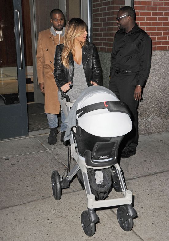 Paparazzi wreszcie sfotografowali buźkę North West (FOTO)