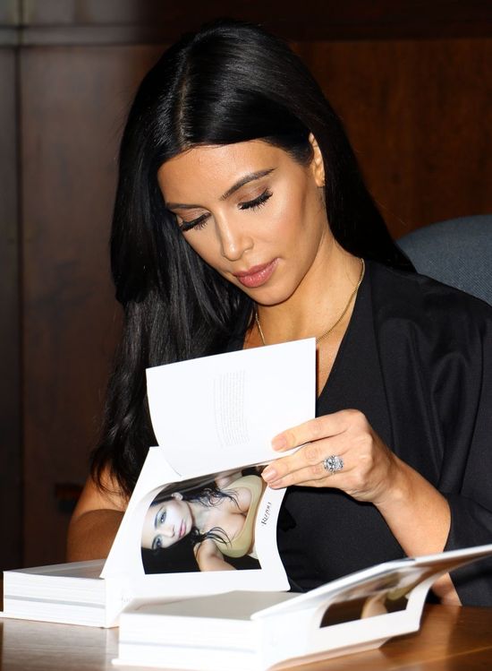 Kim Kardashian bardzo się starała na promocji swojej książki Kim Kardashian bardzo się starała na promocji swojej książki