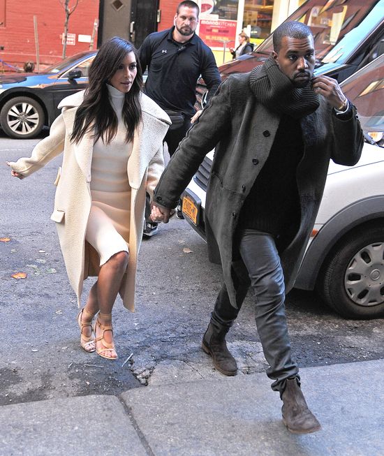 Kim Kardashian - anioł w płaszczu i sandałach (FOTO)