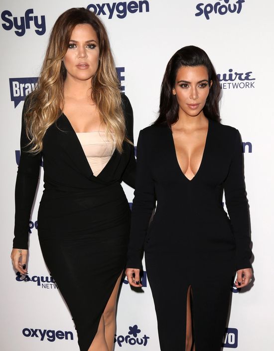 Khloe i Kim popisują się na ściance (FOTO)