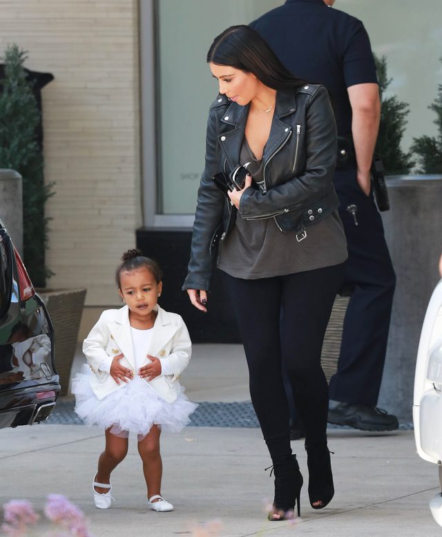 North West spodobał się złoty łańcuch tatusia (Instagram)