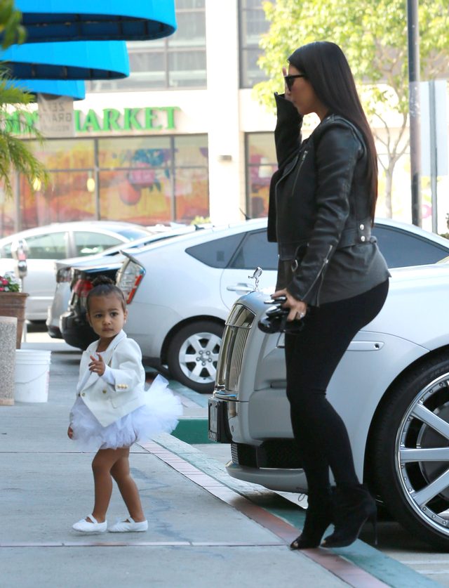 North West spodobał się złoty łańcuch tatusia (Instagram) North West spodobał się złoty łańcuch tatusia (Instagram)