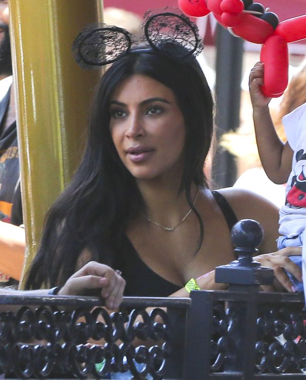 Fani Kim Kardashian OBURZENI flagą z kadrem z seks taśmy 