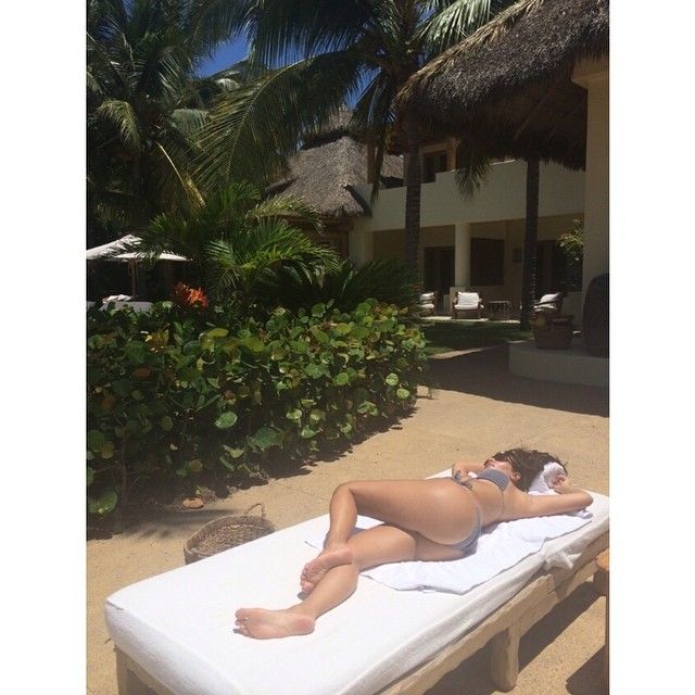 Kim Kardashian leży jak foka (FOTO)