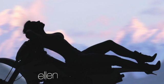 Naga Kim Kardashian w teledysku Kanye Westa