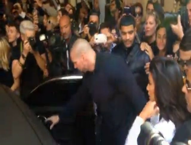 Kim Kardashian zaatakowana przez fana! (VIDEO)