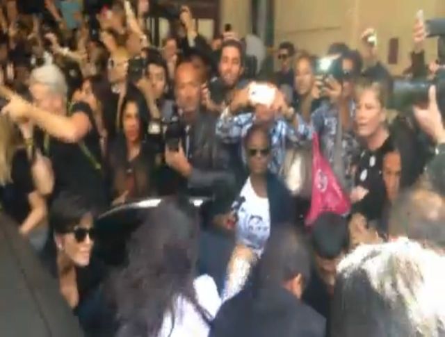 Kim Kardashian zaatakowana przez fana! (VIDEO)