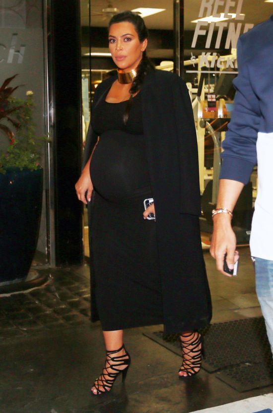 Kim Kardashian pokazuje trik z dekoltem