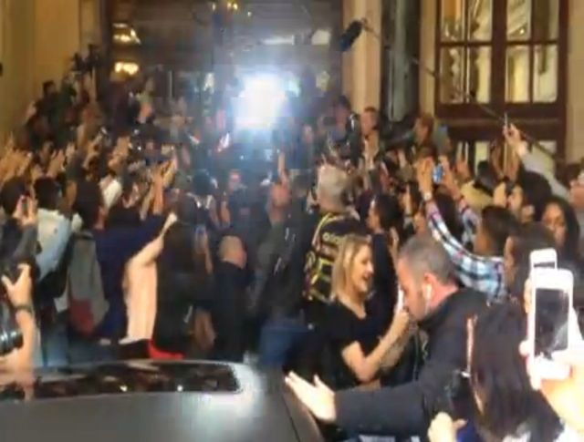 Kim Kardashian zaatakowana przez fana! (VIDEO)