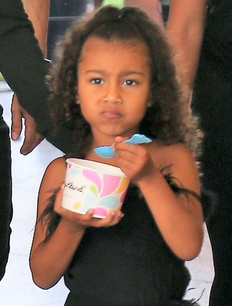 Kim Kardashian z North West całe w CZERNI (ZDJĘCIA)