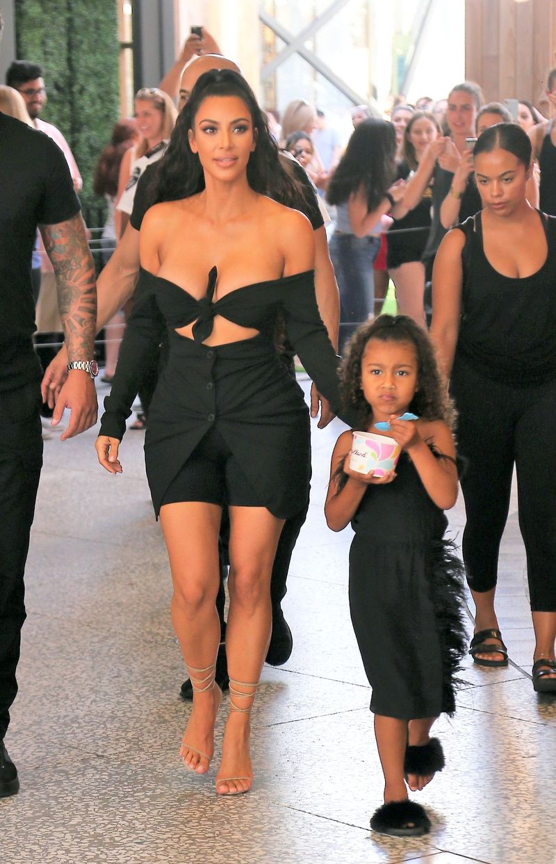 Kim Kardashian z North West całe w CZERNI (ZDJĘCIA)