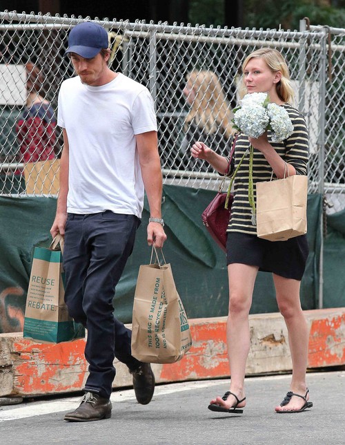 Kirsten Dunst na zakupach z ukochanym (FOTO)