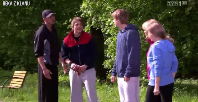 Monika z Klanu atakuje patykiem! HIT!