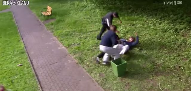 Monika z Klanu atakuje patykiem! HIT!