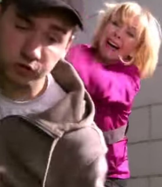 Monika z Klanu atakuje patykiem! HIT!