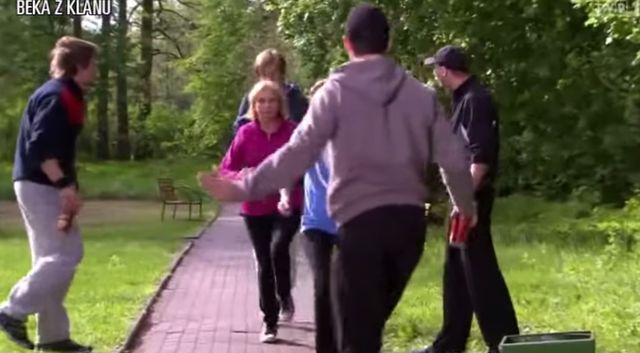 Monika z Klanu atakuje patykiem! HIT!