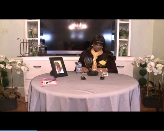 Siedzi przy stole z papierosem i NIE ŻYJE [VIDEO]