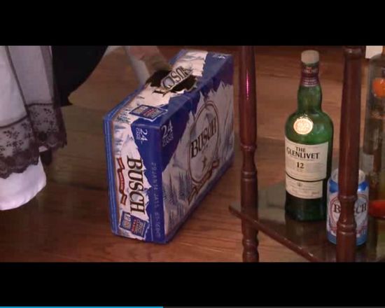 Siedzi przy stole z papierosem i NIE ŻYJE [VIDEO]