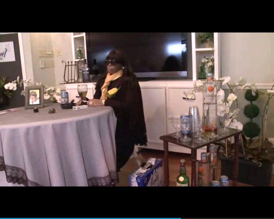 Siedzi przy stole z papierosem i NIE ŻYJE [VIDEO]